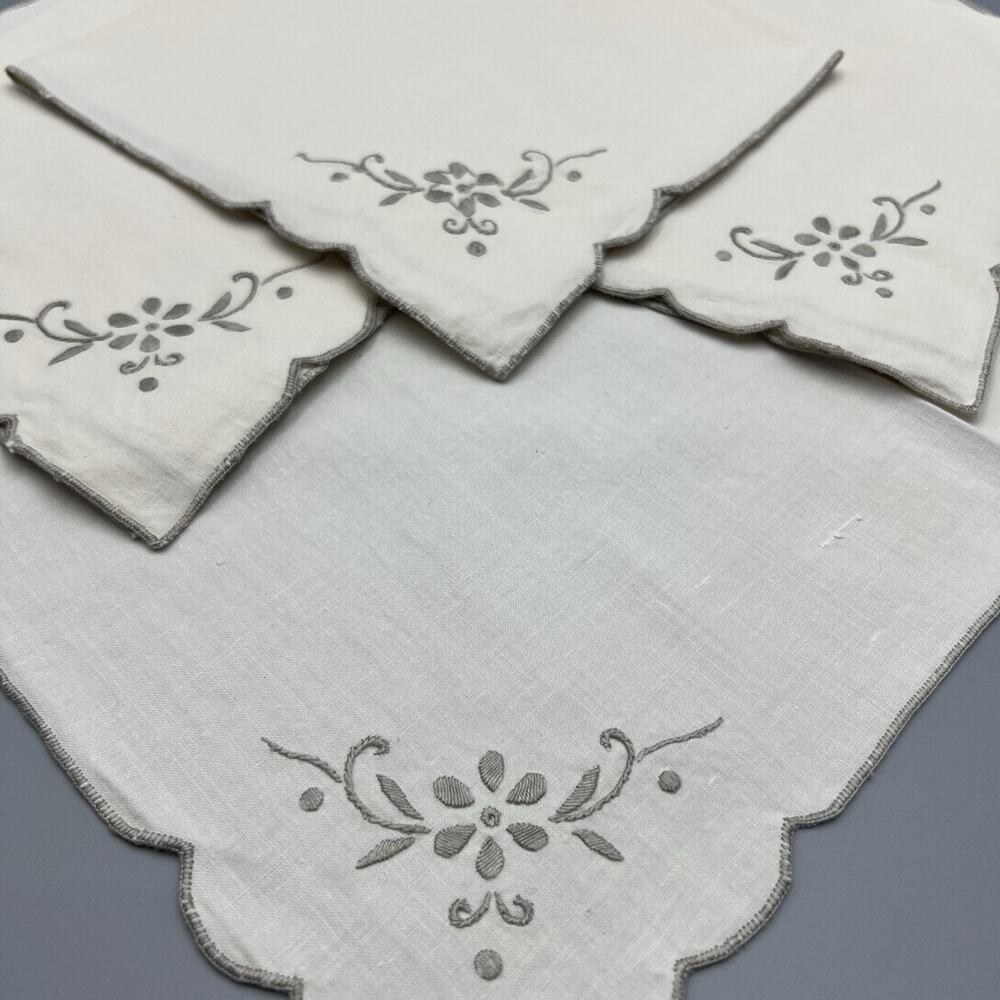 VTG Set of 4 Madeira Linen Embroidered Dinner Napkins Scalloped Daisy Scroll